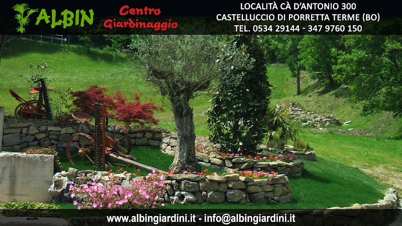 Immagine di un giardino paesaggistico con bordure in pietra, erba verde lussureggiante, fiori in fiore e un albero. I dettagli di contatto di Albin Centro Giardinaggio sono visualizzati in alto. Il loro sito Web e l'e-mail sono mostrati di seguito.